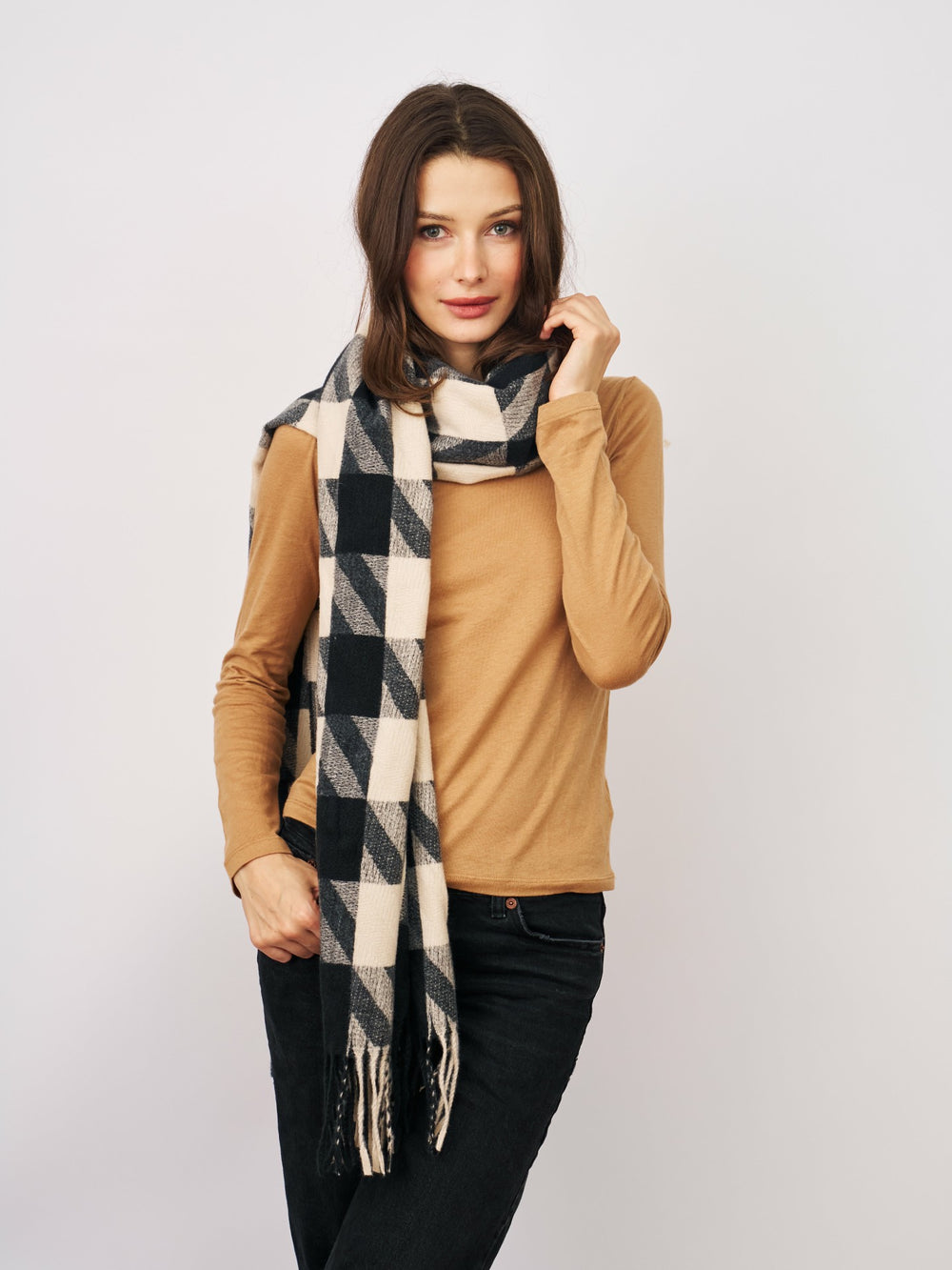 HOUNDSTOOTH TASSEL SCARF - BLACK | Vintage Havana Women