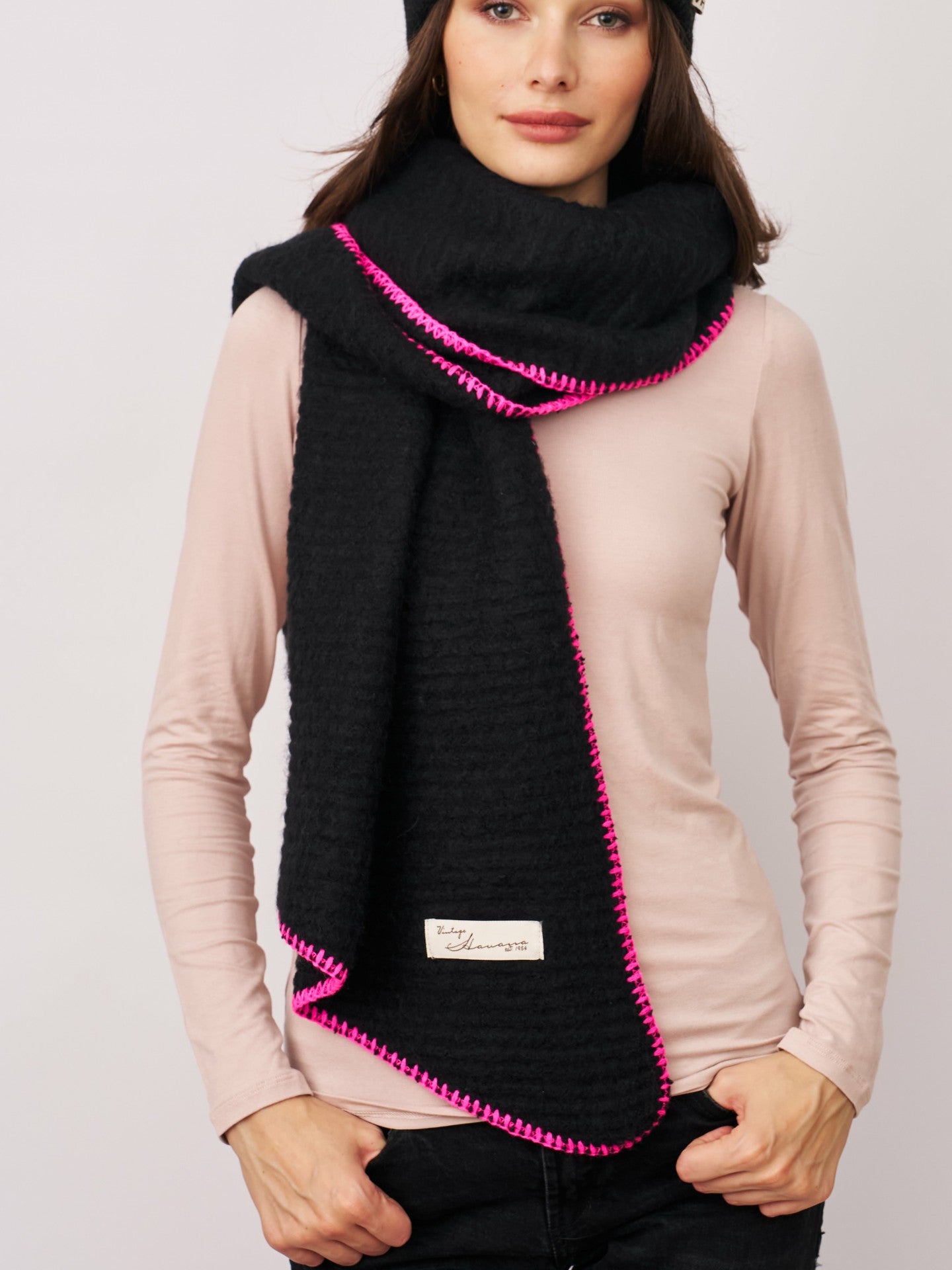BLANKET STITCH KNIT SCARF - BLACK/B PINK | Vintage Havana Women