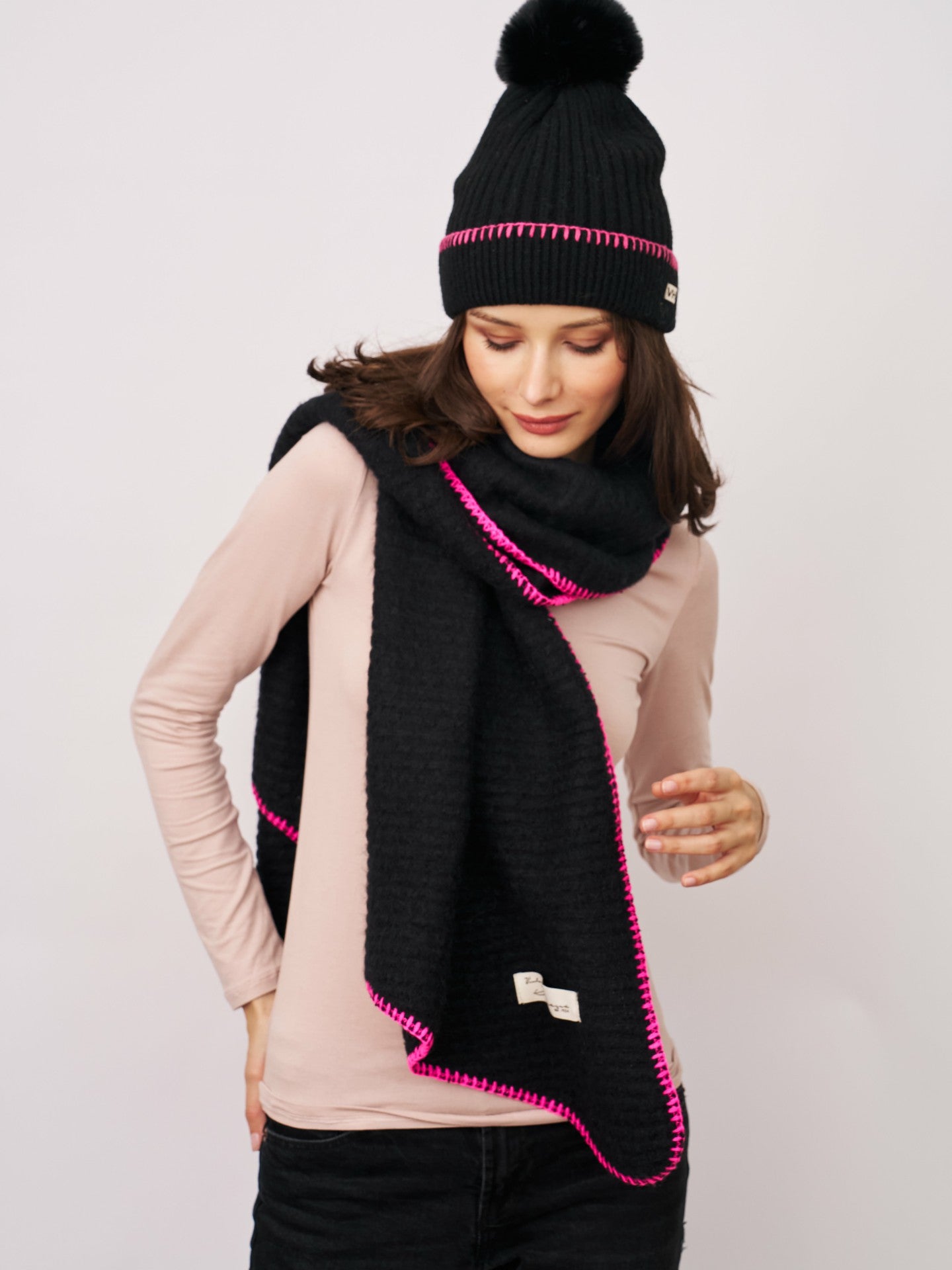 BLANKET STITCH KNIT SCARF - BLACK/B PINK | Vintage Havana Women