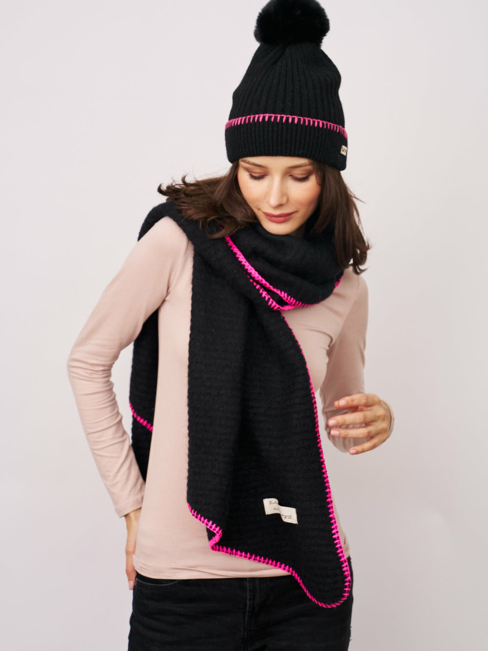 BLANKET STITCH KNIT SCARF - BLACK/B PINK | Vintage Havana Women