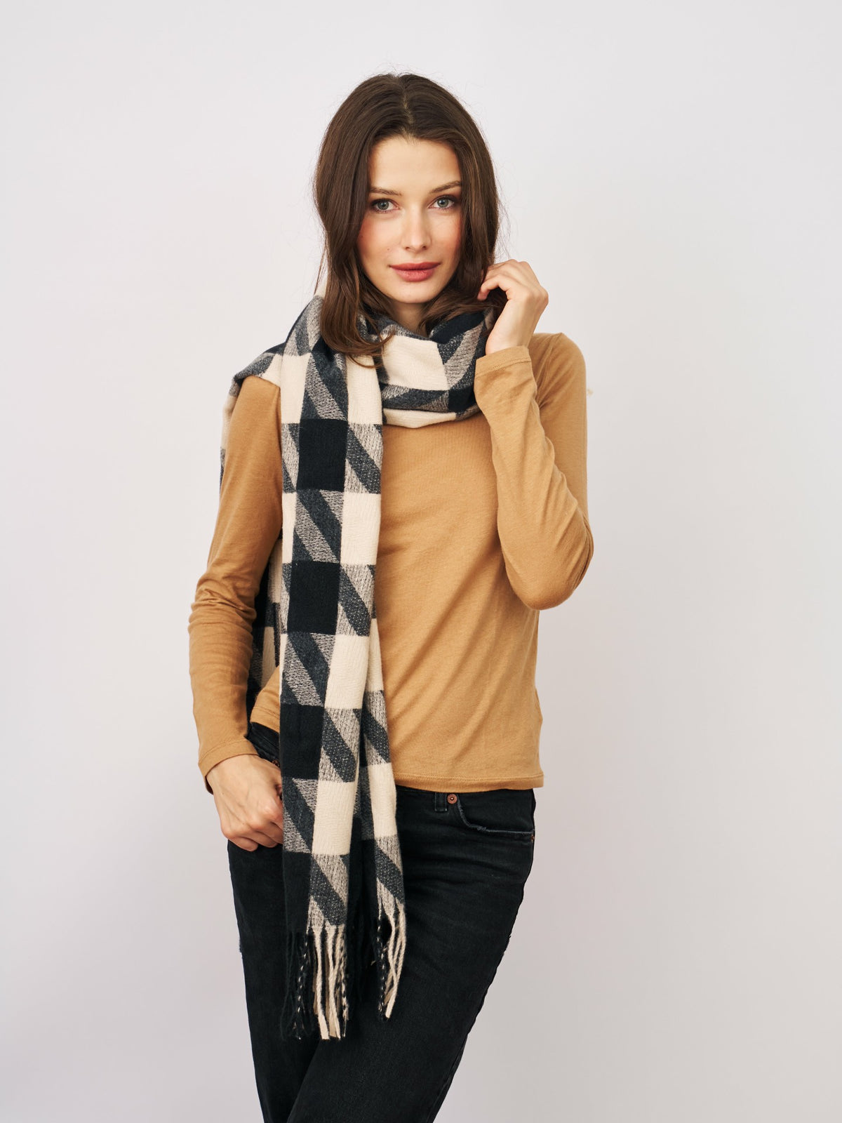 HOUNDSTOOTH TASSEL SCARF - BLACK | Vintage Havana Women