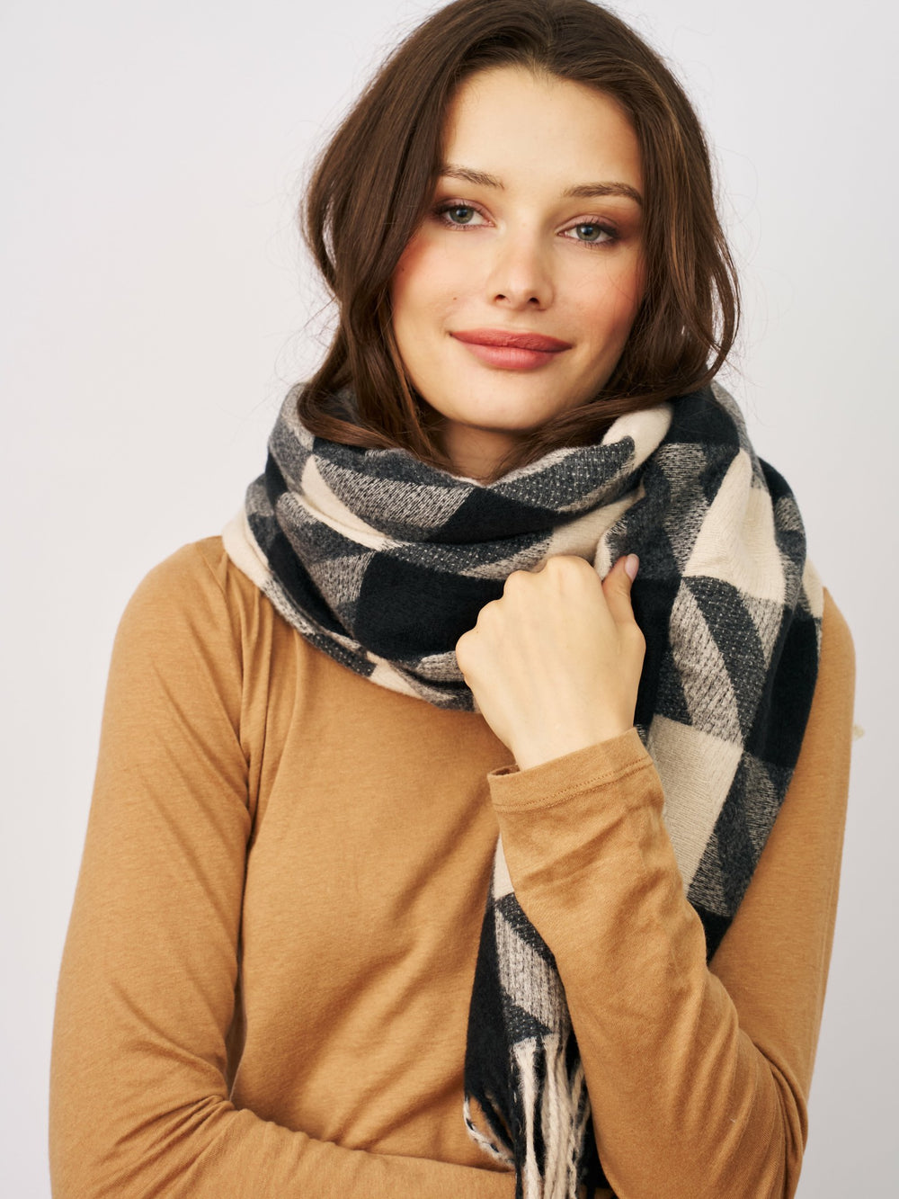 HOUNDSTOOTH TASSEL SCARF - BLACK | Vintage Havana Women
