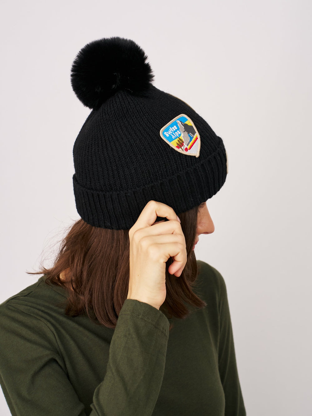 RIBBED POMPOM BEANIE WITH SWISS ALP PATCH - BLACK | Vintage Havana Women